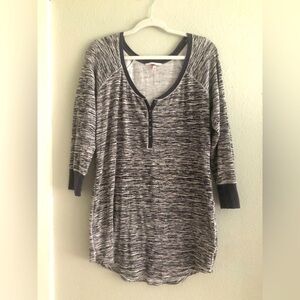 Victoria’s Secret Gray and White Henley Top sz M